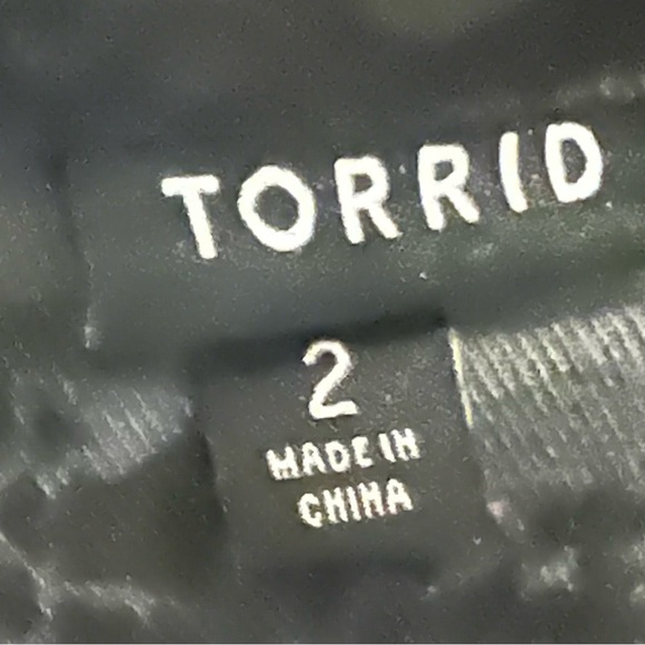 TORRID CAMO BLOUSE SIZE 2 (18/20) - Picture 6 of 8